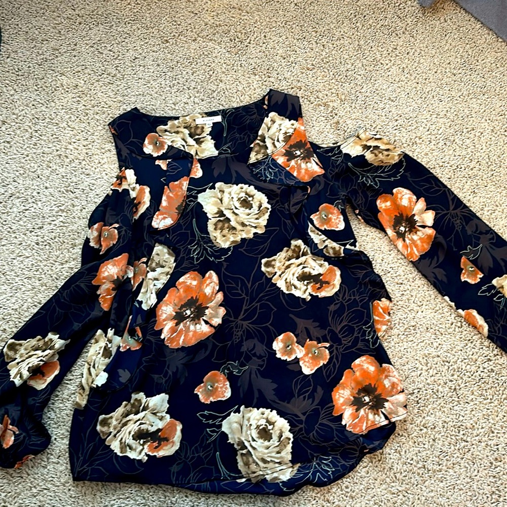 Shoulder cut out flower top